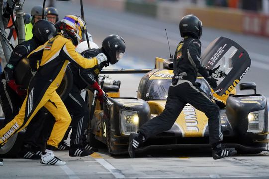 Oef! De Vries crasht in Le Mans, maar Team Nederland kan wel door (video)