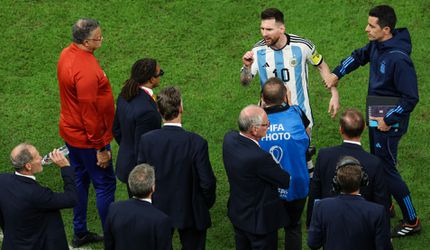 Dit gebaar maakte Lionel Messi tegen Louis van Gaal