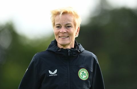 Voetbalcoach Vera Pauw werd bedreigd door afpakken bieravond: 'Schiet je door je hoofd'