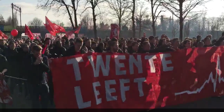 Indrukwekkende mars FC Twente-fans in aanloop naar duel met PEC Zwolle (video)