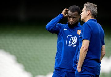 Oh nee! 'Lutsharel Geertruida geblesseerd uitgevallen op training Oranje'