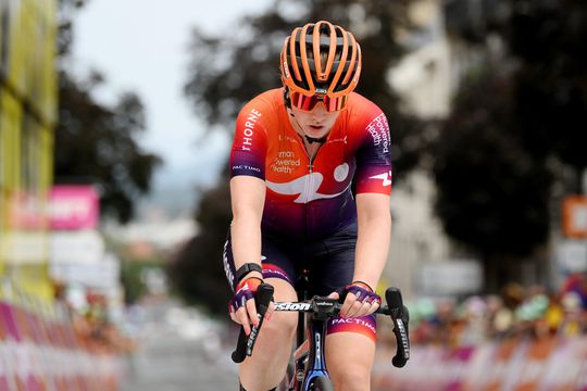 9 rensters mogen toch verder in Tour de France Femmes na missen tijdslimiet door wachten op trein