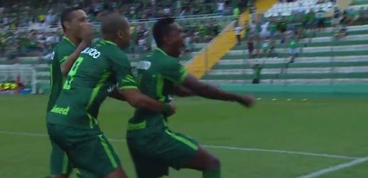 Chapecoense dolblij na eerste overwinning sinds vliegramp (video)