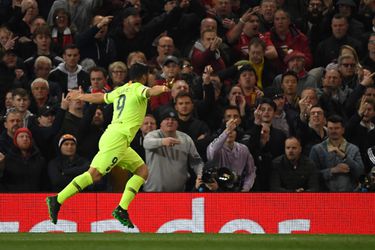 Suárez kopt Barcelona via lichaam van Shaw op voorsprong in Manchester (video)