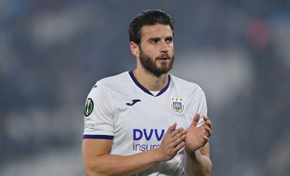 Wesley Hoedt ruziet met Anderlecht-ploeggenoot Refaelov en scheldt journalisten uit: 'Idioten'