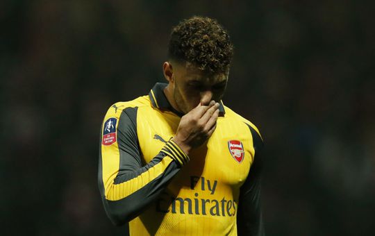 Oxlade-Chamberlain flink door het stof na 'liken' anti-Wenger tweet