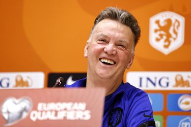 🎥😂 | Briljante trailer van film over Louis van Gaal: 'Nu is het wel genoeg, al die prijzen'