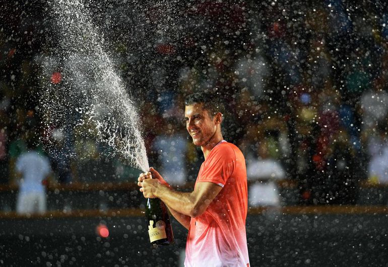 Ontroerend: Djere draagt eerste ATP-titel op aan overleden ouders