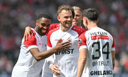 Mark van Bommel wint met alle Nederlanders bij Antwerp de Belgische beker