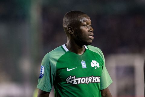 Heftig! Mali's international Ousmane Coulibaly krijgt hartaanval op het veld