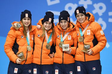 Glimlach van oor tot oor bij shorttrackvrouwen tijdens medailleceremonie (video)