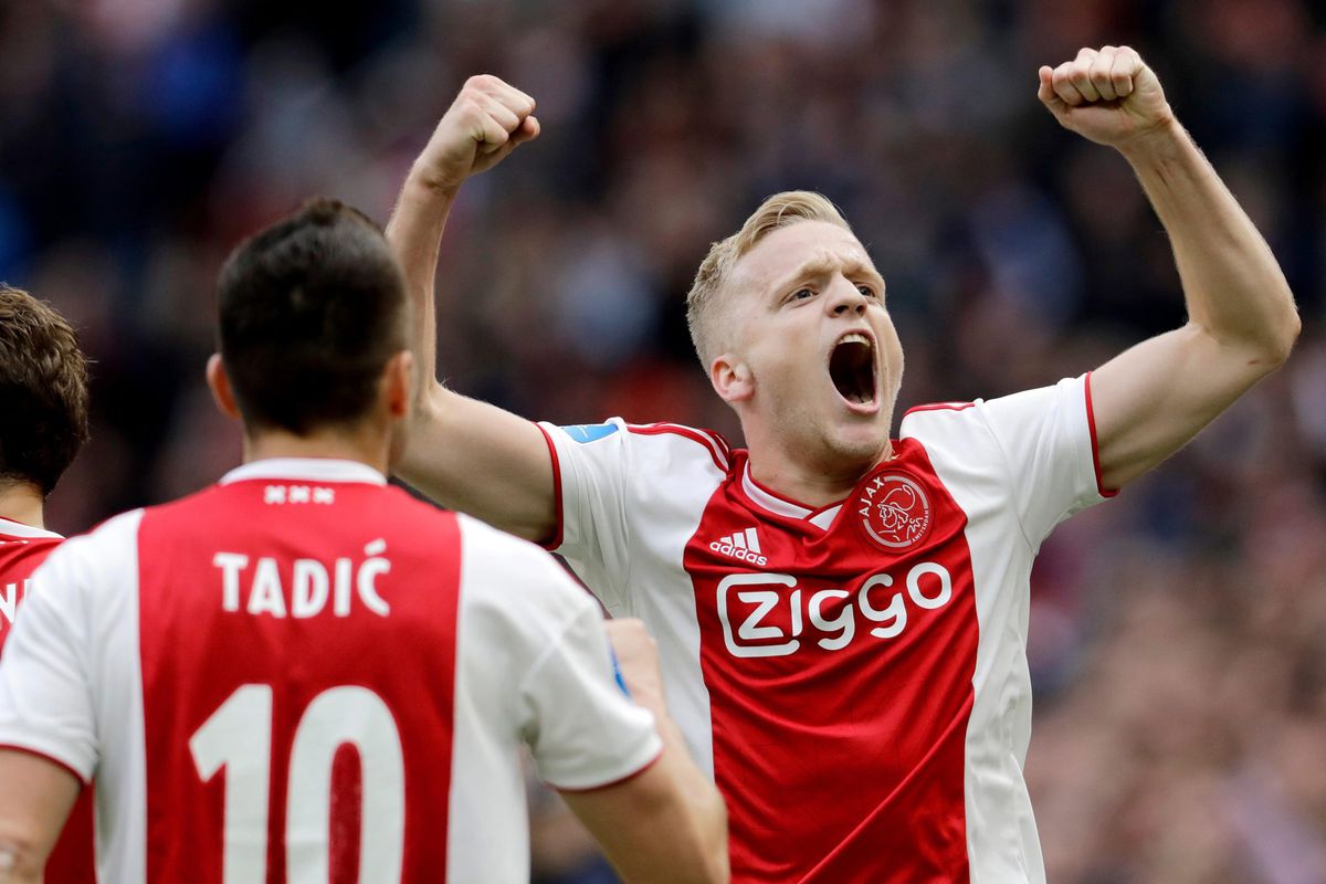 Winnend Ajax officieus kampioen na pijnlijke nederlaag PSV