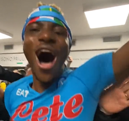 🎥😂 | Wat een gekte: Napoli-spelers gaan los in kleedkamer na behalen van kampioenschap