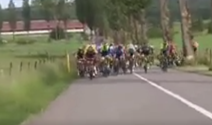 Nederlandse renner crasht keihard tegen boom in Ronde van Luxemburg (video)