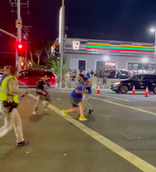 🎥 | LA Rams- en Buffalo Bills-fans vechten het uit op drukke verkeerskruising