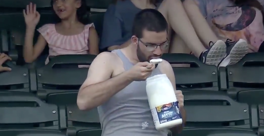 Iel! Honkbalfan stouwt zichzelf compleet vol met pot mayonaise (video)