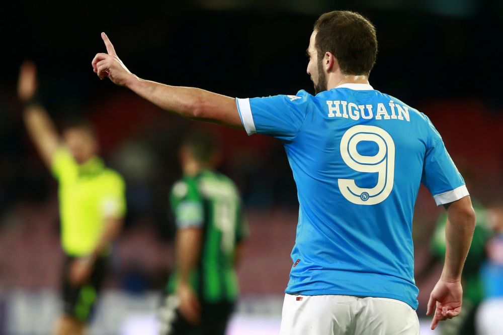 Higuain scoort als een malle; op schema voor record