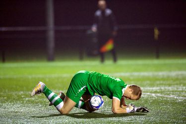 Bijzonder doelpunt: keeper jankt op verjaardag bal vol in de kruising (video)