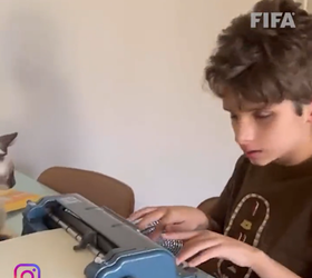 🎥 | Braziliaanse jongen is blind, maar kan door zelf gemaakte braille-versie toch genieten van Panini-stickeralbum