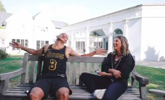 😂 | Richarlison laat presentatrice lachen met antwoord op pensioenvraag: 'Zoals Ronaldinho, ja'