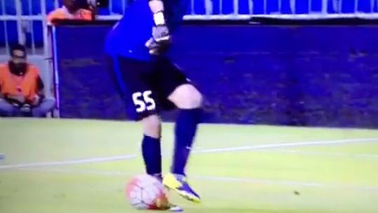 Keeper werkt met mooi hakje bal in eigen doel (video)