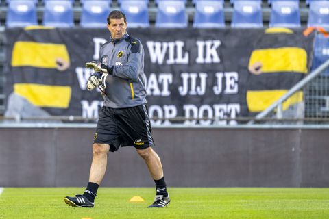 Waarom Gabor Babos gewoon als keeperstrainer het wedstrijdformulier op mag