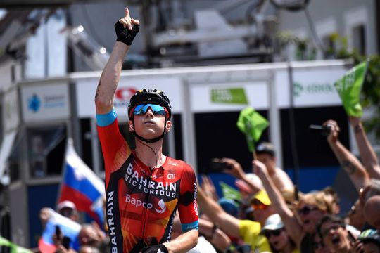 🎥 | Matej Mohoric draagt zege in thuisland op aan overleden ploeggenoot Gino Mäder