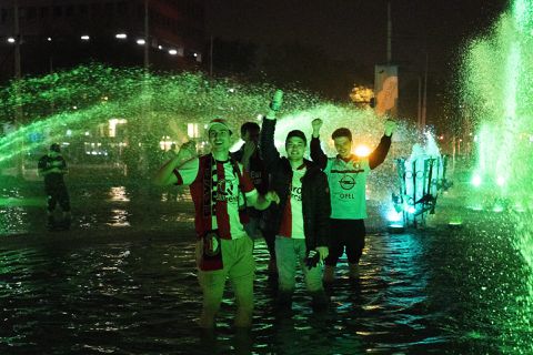 🎥​ ​📸​| Feyenoord-supporters vieren feest en duiken natuurlijk de Hofpleinfontein in