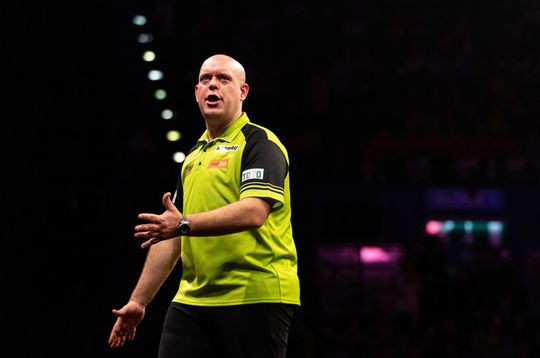 🎥 | Eeuwige dartsderby: Michael Van Gerwen verliest in PL-wereldpot van Gerwyn Price
