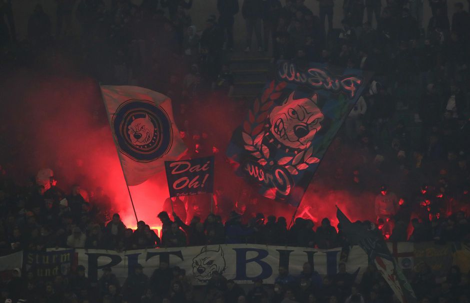 📸 | Harde kern Inter eert PSV-fans die overleden bij auto-ongeluk in Helmond