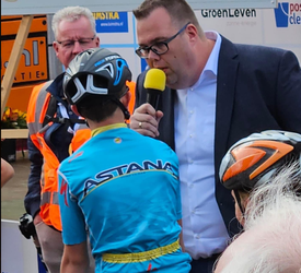📸 | Prachtig gebaar: neefje van overleden Lieuwe Westra mocht rondje met profs rijden