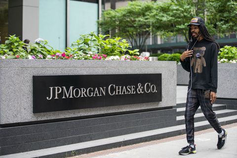 Miljardair overlijdt op zijn 70e verjaardag door crash bij motorrace