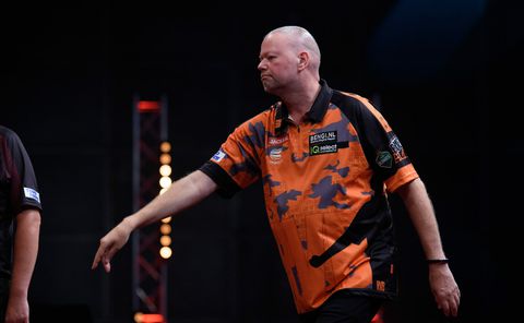 Barney stort halverwege de wedstrijd in: Peter Wright naar halve finale in Amsterdam
