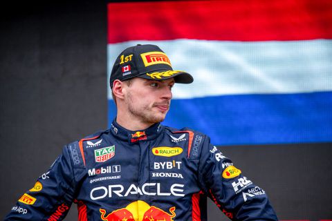 🐦💀 | Max Verstappen reed GP uit met dode vogel in remkanaal: 'Geen fraai gezicht'