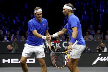 🎥​ | Ook in zijn afscheidspot maakt Federer een verbluffend hoe-dan?-punt