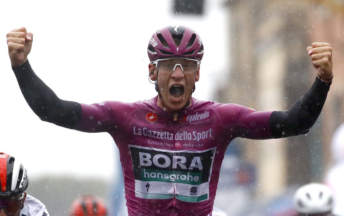 Ackermann wint zeiknatte rit in Giro d'Italia waarin Dumoulin al vroeg afstapte