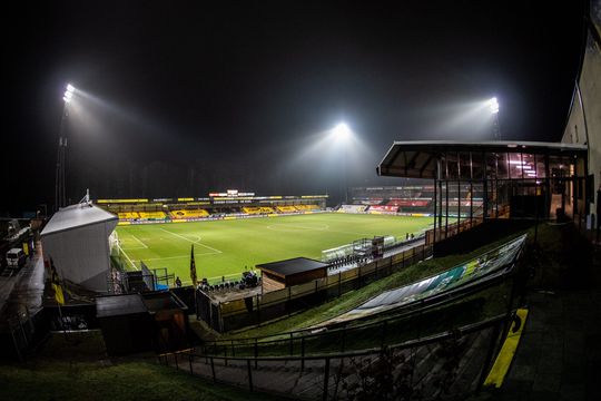 📸 | De allerbeste contractondertekening ooit: jeugdspeler VVV zet krabbeltje in Ajax-tenue