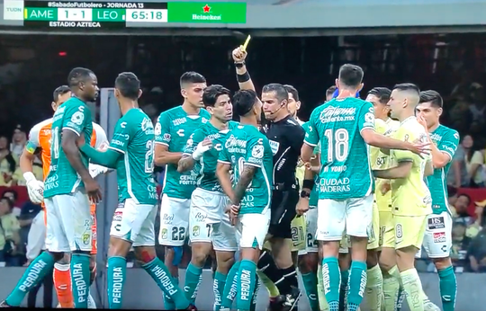 😮 | In de ballen! Mexicaanse voetbalscheids geeft León-speler knietje in klokkenspel