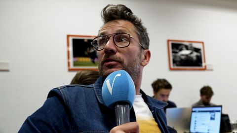 🎥​ | Tom Staal zat vast in Ajax-perszaal vanwege rellen: 'Een soort Gazastrook'