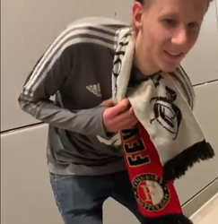 🎥 | Ajax-fan dwingt Feyenoord-fan in Amsterdam kleren op te bergen: 'Mafkees, nadenken!'