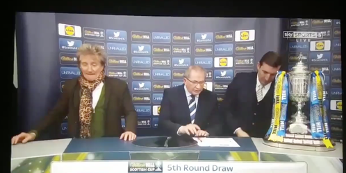 HAHA! 'Dronken' Rod Stewart doet loting Schotse beker (video)