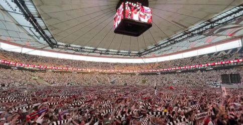 🎥​ | Eintracht-stadion ramvol fans die Europa League-finale kijken op groot scherm
