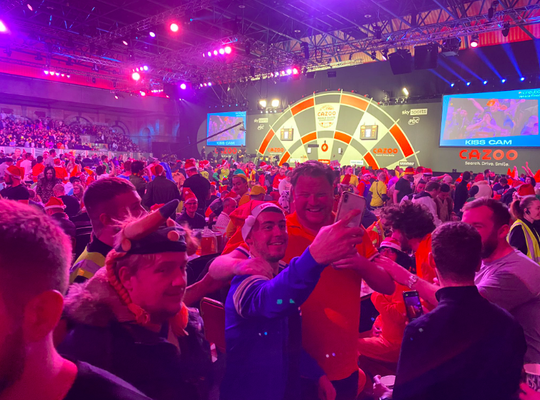 Dartfans op de foto met Nederlander die Ally Pally liet schudden: 'Echte beroemdheid'