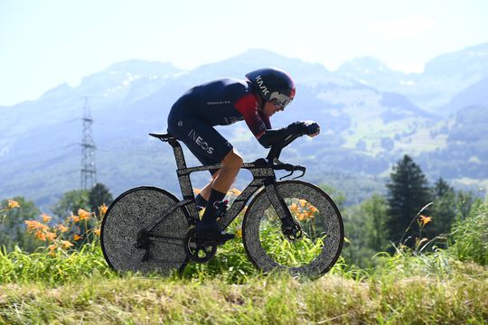Geraint Thomas wint Ronde van Zwitserland na ijzersterke tijdrit, dagsucces voor Remco Evenepoel