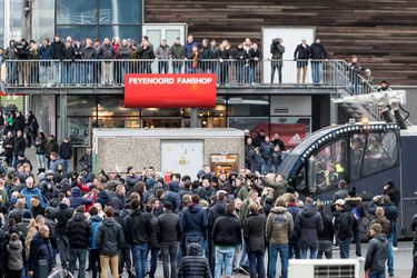 Politie dreigt beelden Feyenoord-supporters uit te zenden