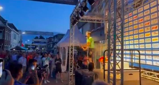 🍾 | Bubbels! Van Aert trakteert Draai van de Kaai-publiek op champagnedouche
