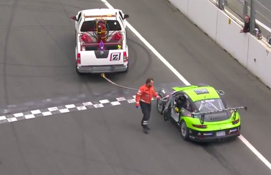 HAHA! Porsche-coureur redt het net niet om finish te halen op Zandvoort (video)