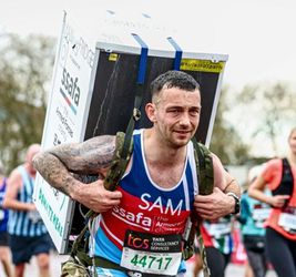 📸 | WTF?! Britse man rent marathon met koelkast op zijn rug
