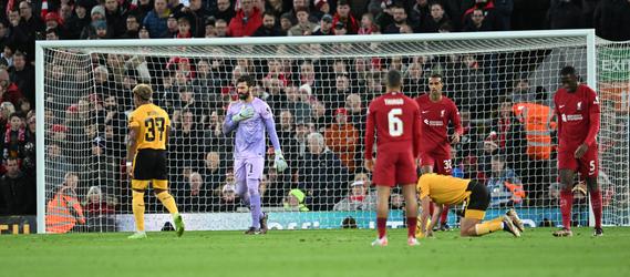 🎥  | Liverpool-debutant Cody Gakpo ziet Alisson Becker blunderen