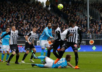 Marseille maakt door foutje tegen Angers de strijd om plek 2 in Ligue 1 weer spannend